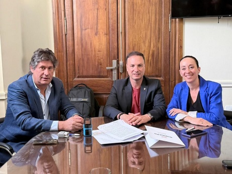 Roly Santacroce firmó un convenio histórico que le dará agua potable al oeste de la ciudad