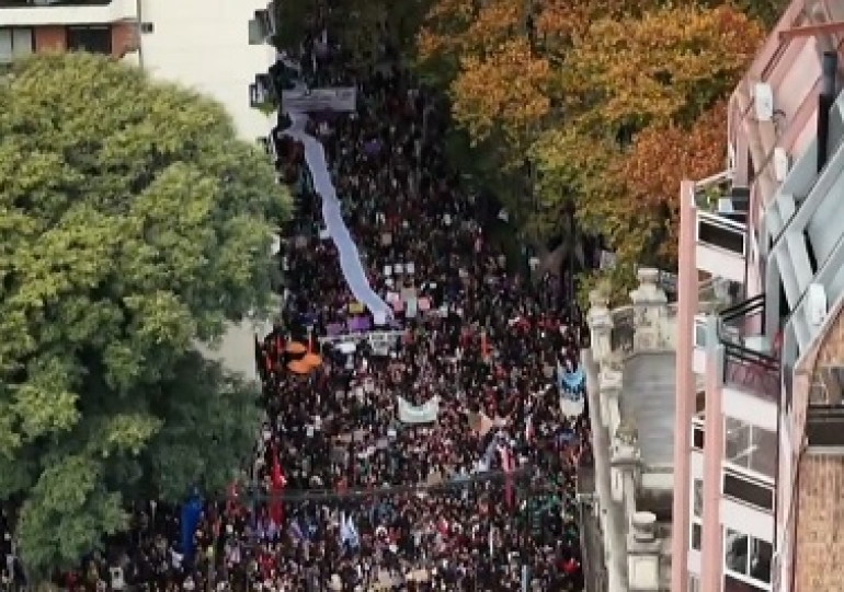 Multitudinaria marcha contra la violencia de género en Rosario