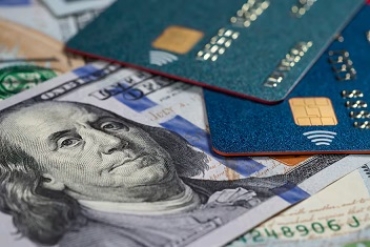 Desde hoy se podrá pagar en dólares con débito en los comercios