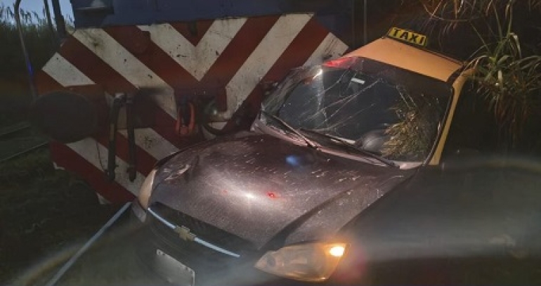 Un tren de cargas embistió a un taxi