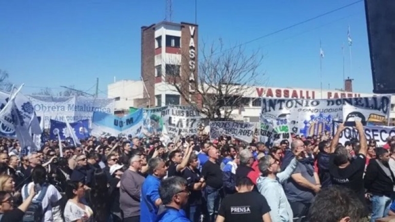 Vassalli no paga sueldos y Firmat tomó la calle
