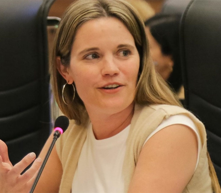 Caren Tepp lidera las encuestas para el 26 de Octubre