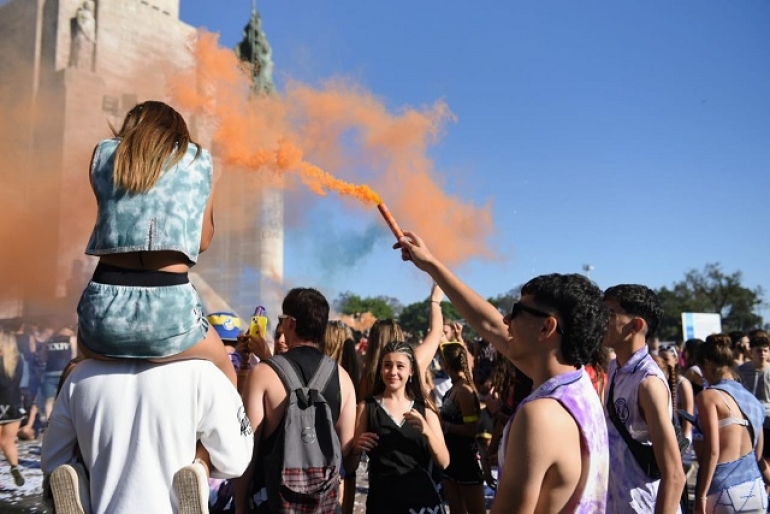 Banderazo de estudiantes en el Monumento a la Bandera