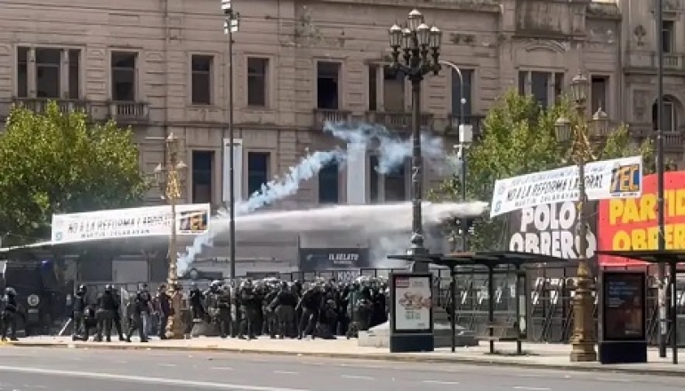 Reforma laboral: Hubo incidentes afuera del Congreso y la policía aplicó el protocolo antipiquetes