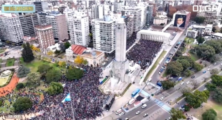 Olga copó el Monumento a La Bandera con: “Un Día Rosarino”
