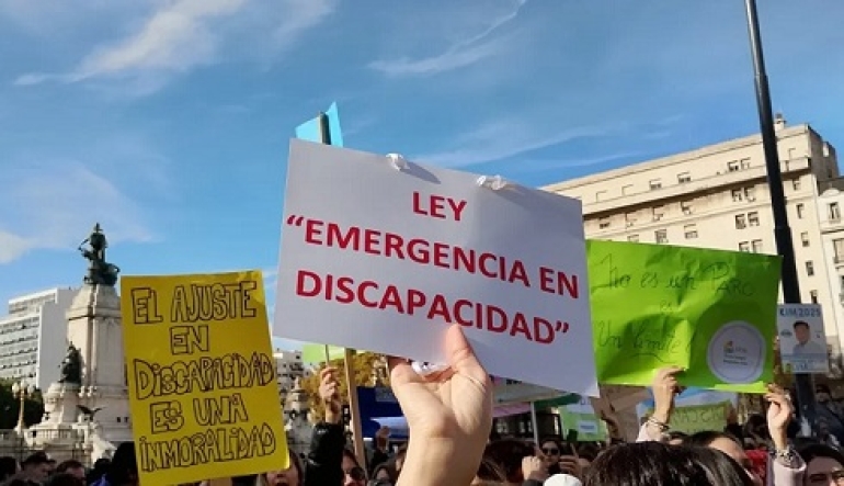 El Gobierno promulgó la Ley de Emergencia en Discapacidad, pero postergó su aplicación