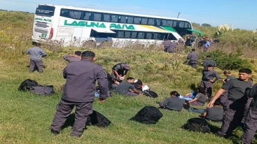 Grave choque entre un colectivo del Servicio Penitenciario y una camioneta en la autopista Rosario-Santa Fe