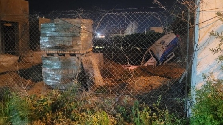 Robaron una ambulancia, cayeron en una pileta en Funes y balearon a una policía